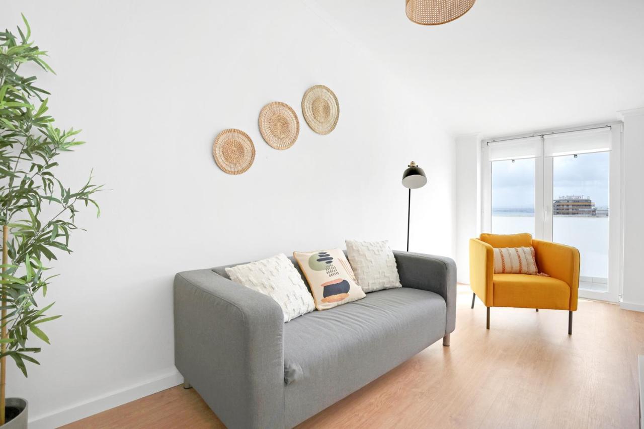 Sunny 2 Bedroom Apartment In Almada - Balconies With River View Extérieur photo